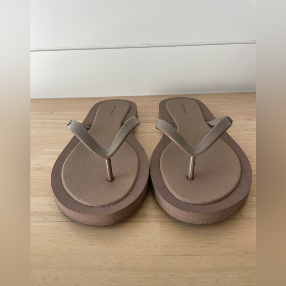 NWT Tory Burch Kira Padded Flip Flop - Color:
Mountain Gray / Silver, Size 8 - Picture 3 of 11